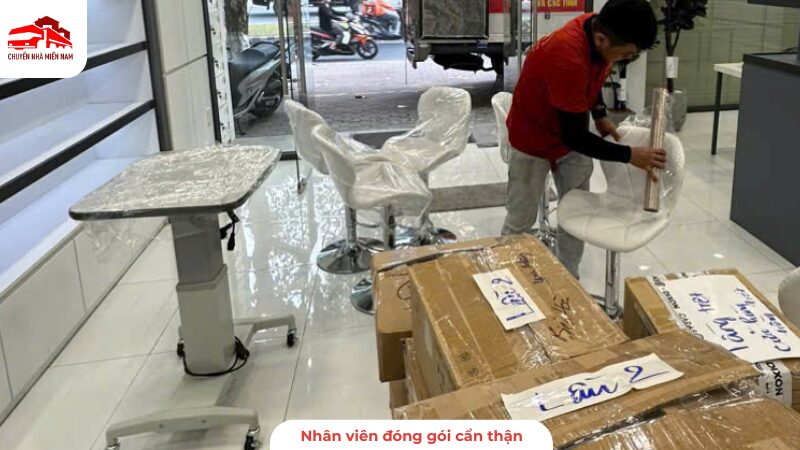 Nhân viên đóng gói bàn ghế văn phòng cẩn thận