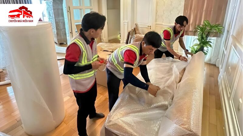 Nhân viên đóng gói đồ đạc cẩn thận an toàn