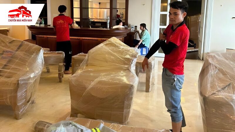 Nhân viên đóng gói ghế sofa chuyên nghiệp