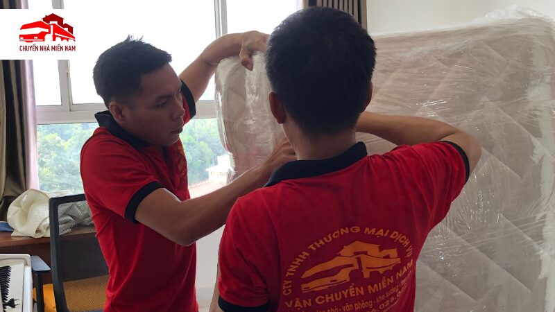 Nhân viên đóng gói nệm cẩn thận đúng cách