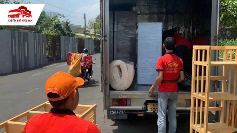 Nhân viên khinh vác đồ dùng xuống xe