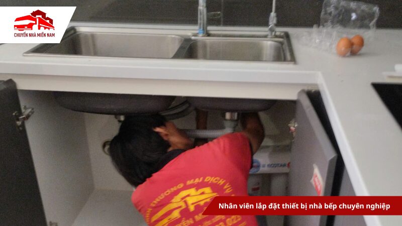 Nhân viên lắp đặt thiết bị nhà bếp
