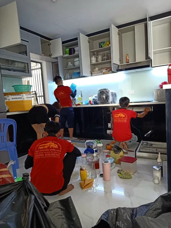 Nhân viên đang phân loại, đóng gói thiết bị nhà bếp