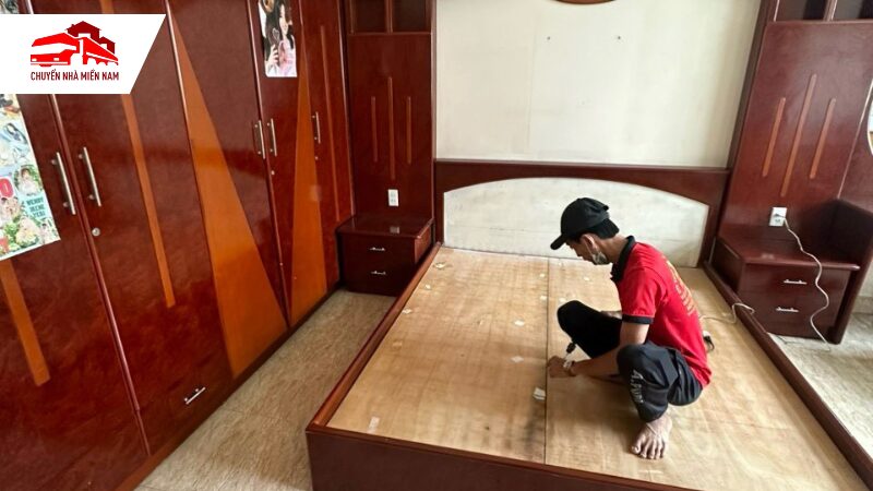 Nhân viên tháo lắp giường ngủ