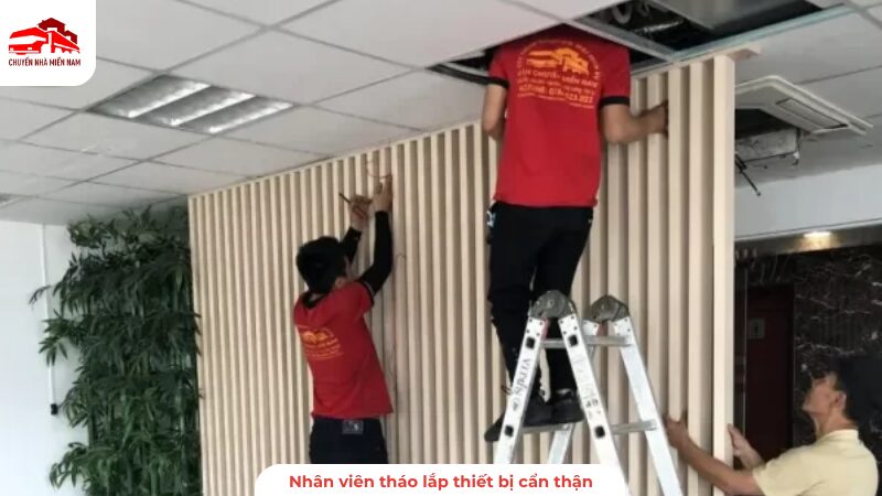 Nhân viên tháo lắp thiết bị cẩn thận