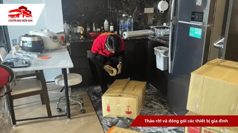 Nhân viên tháo rời và đóng gói các thiết bị gia đình