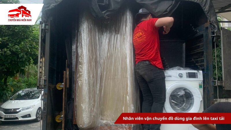 Nhân viên vận chuyển đồ dùng gia đình lên xe tải