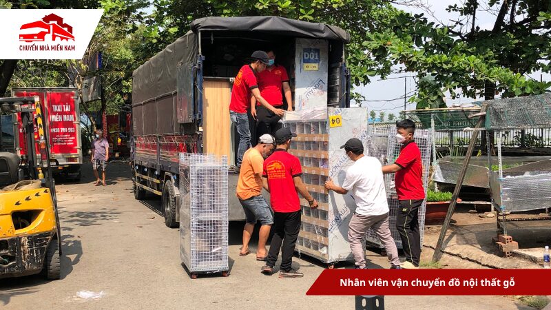 Nhân viên vận chuyển đồ nội thất gỗ