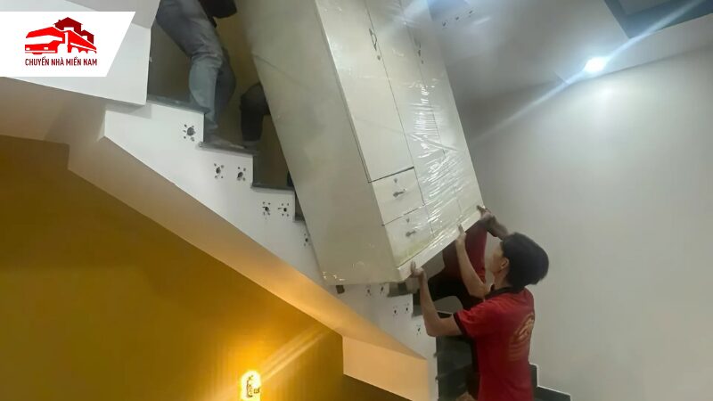 Nhân viên vận chuyển tủ quần áo