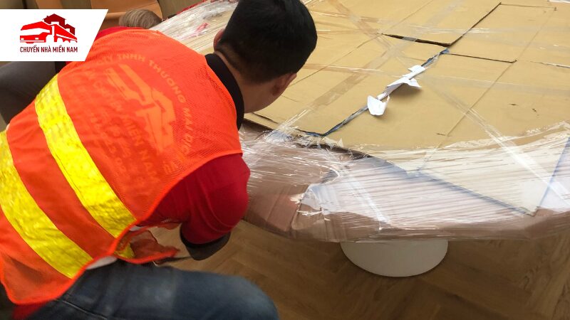 Nội thất được đóng gói cẩn thận bằng vật dụng chuyên dùng