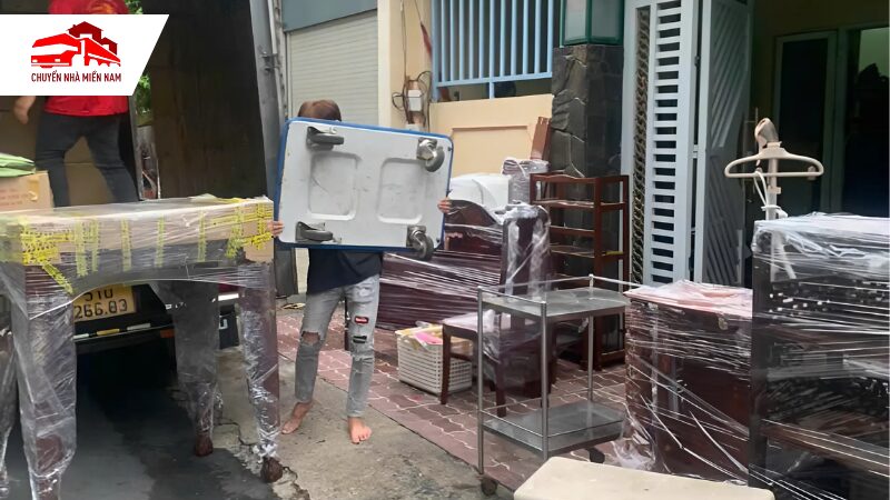 Vận chuyển nội thất lên xe tải chuyển nhà