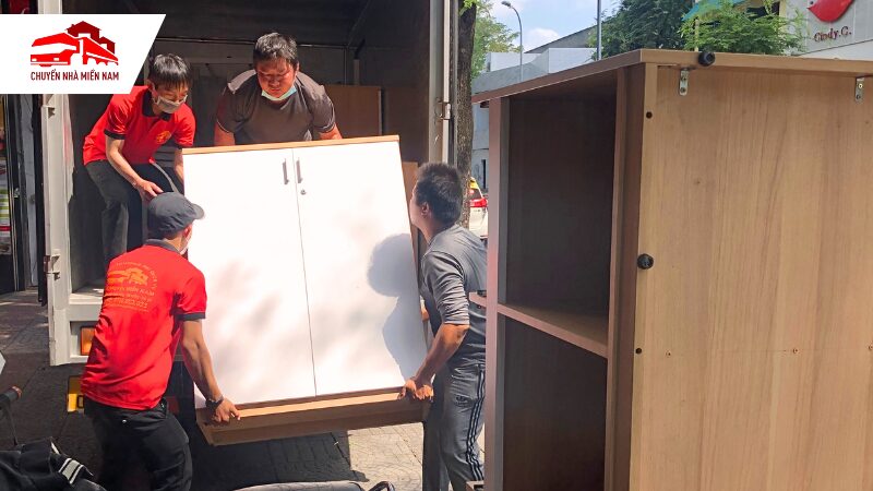 Đội ngũ bốc xe chuyển nhà cẩn thận