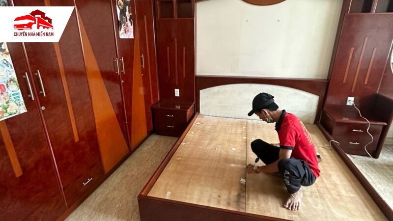 Nhân viên lắp đặt giường tại nhà mới