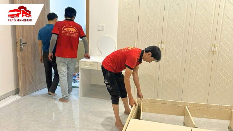 Nhân viên lắp ráp giường tại nhà mới