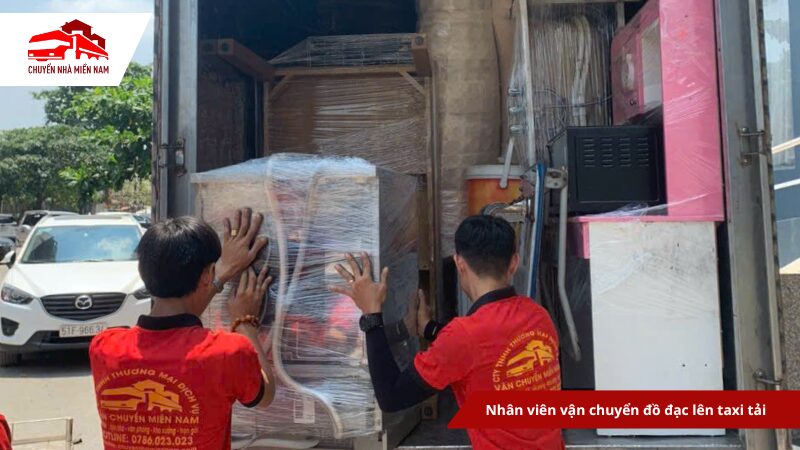 Nhân viên vận chuyển đồ đạc lên taxi tải