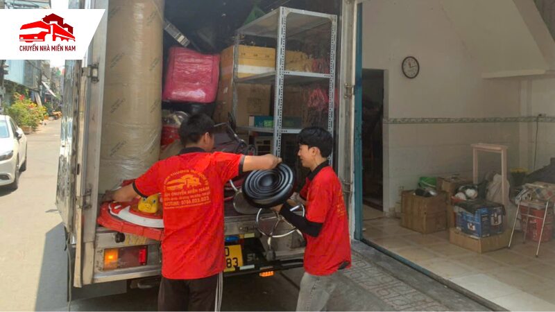 Nhân viên xếp đồ dùng gia đình lên xe