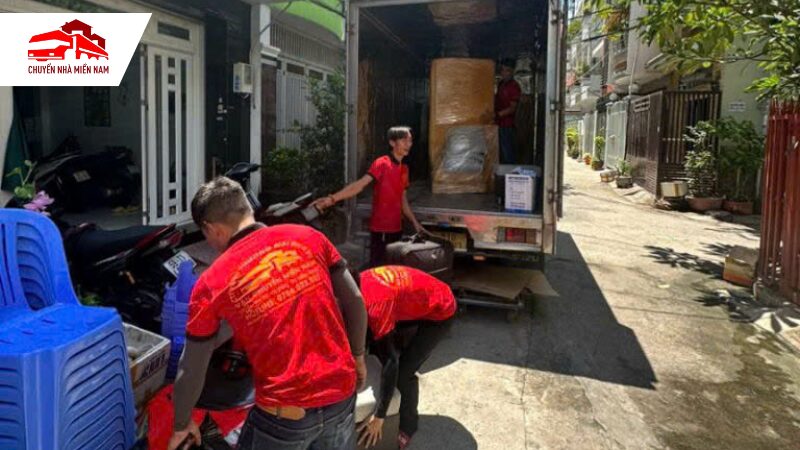 Nhân viên xếp đồ lên xe tải vận chuyển