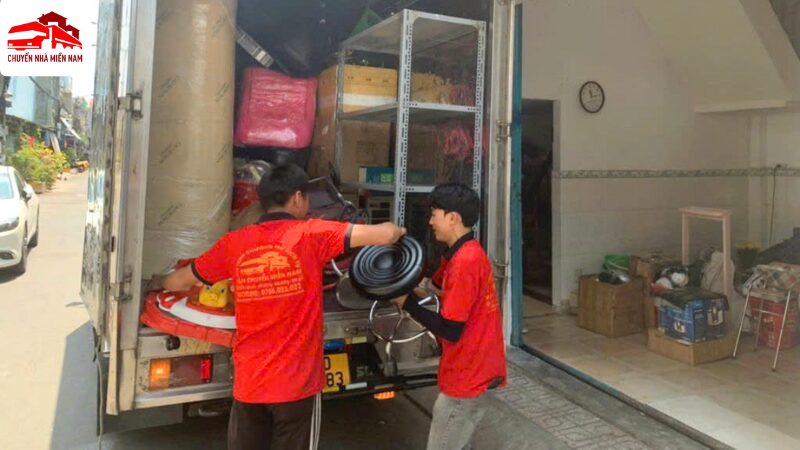 Sắp xếp đồ đạc lên xe