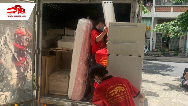 Sắp xếp vật dụng đã đóng gói lên xe tải
