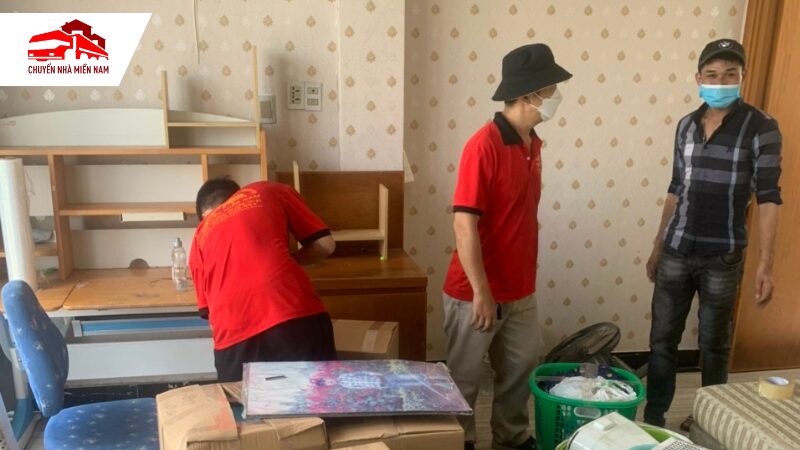Tháo dỡ và đóng gói bàn ghế trước khi vận chuyển