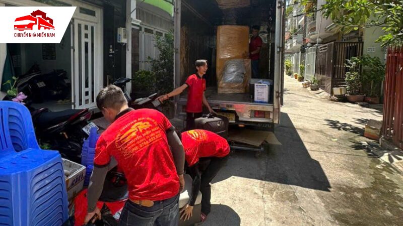 Vận chuyển các thiết bị lên xe tải chuyên dụng