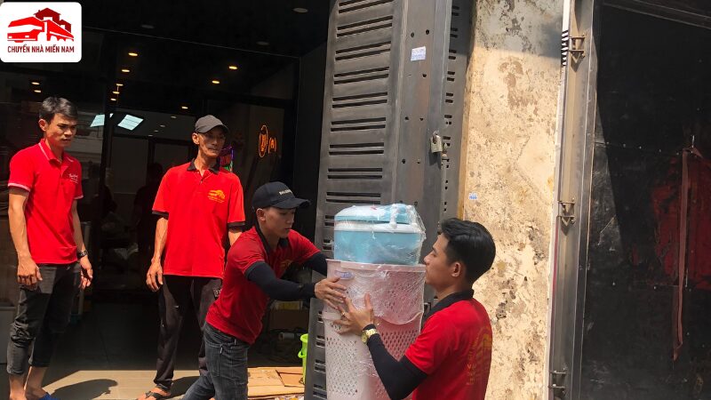 Vận chuyển đồ đạc lên xe cho căn hộ tại Gò Vấp