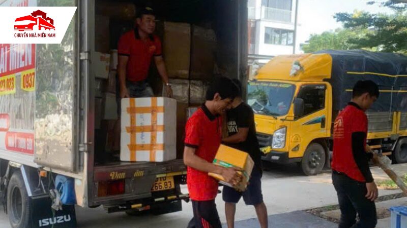 Vận chuyển hàng hoá xuống từ xe tải