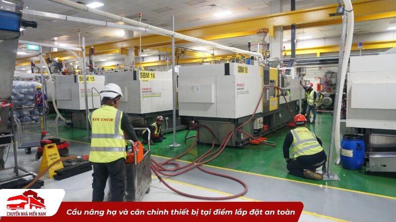 Cẩu nâng hạ và căn chỉnh thiết bị tại điểm lắp đặt