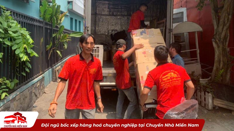 Đội ngũ bốc xếp hàng hoá chuyên nghiệp tại Chuyển Nhà Miền Nam
