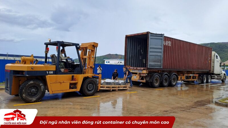 Đội ngũ nhân viên đóng rút container có chuyên môn cao