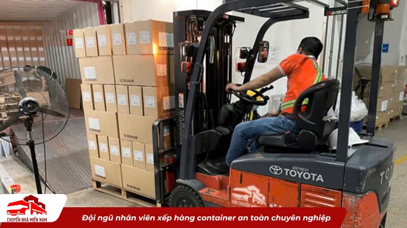 đội ngũ nhân viên xếp hàng container an toàn