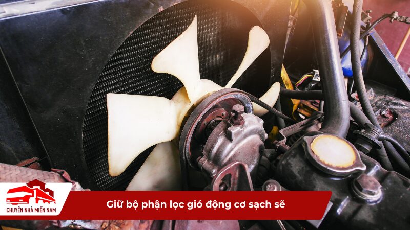 Giữ bộ phận lọc gió động cơ xe nâng luôn sạch sẽ