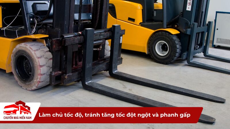 Làm chủ tốc độ, tránh tăng tốc đột ngột và phanh gấp