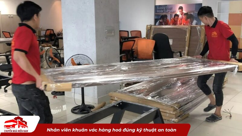 Nhân viên khuân vác hàng hoá đúng kỹ thuật an toàn