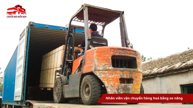 Nhân viên chuyển hàng hoá bằng xe nâng