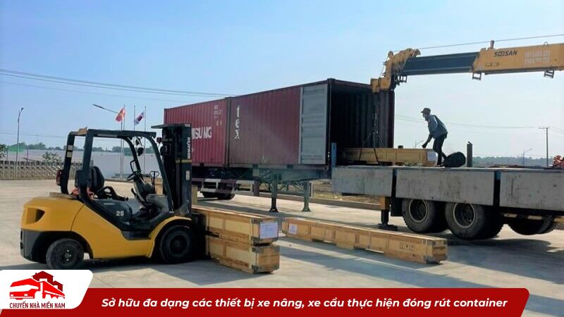 Sở hữu đa dạng các thiết bị xe nâng xe cẩu đóng rút hàng container
