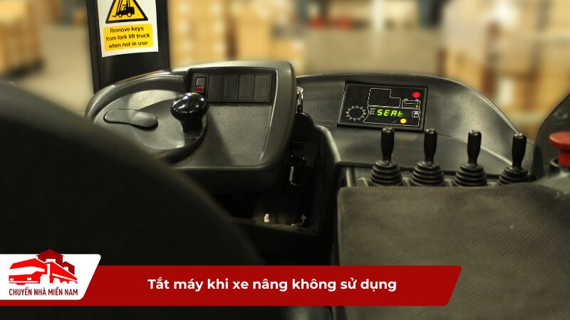 Tắt máy khi xe nâng không sử dụng