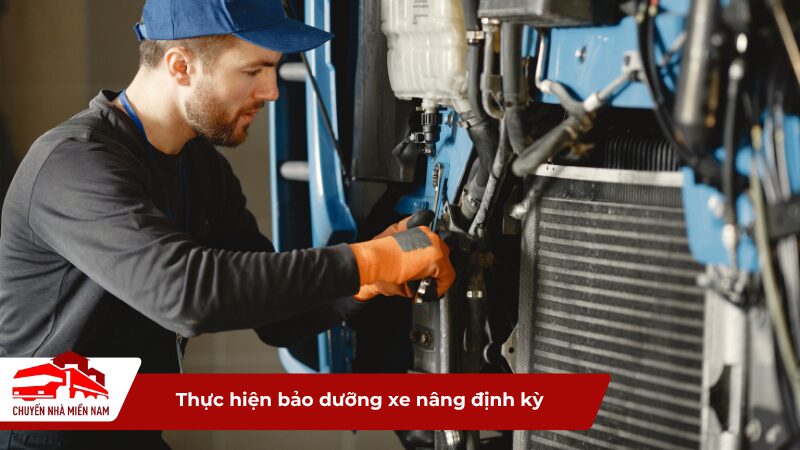 Thực hiện bảo dưỡng xe nâng định kỳ