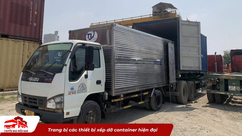 Trang bị các thiết bị xếp dỡ container hiện đại