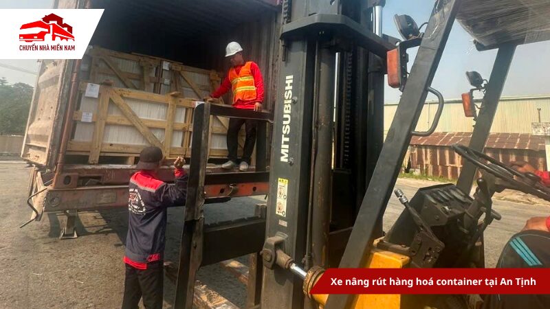 Xe nâng rút hàng hoá container tại An Tịnh