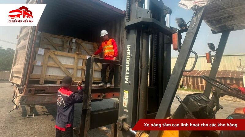 Xe nâng tầm cao linh hoạt cho các kho hàng