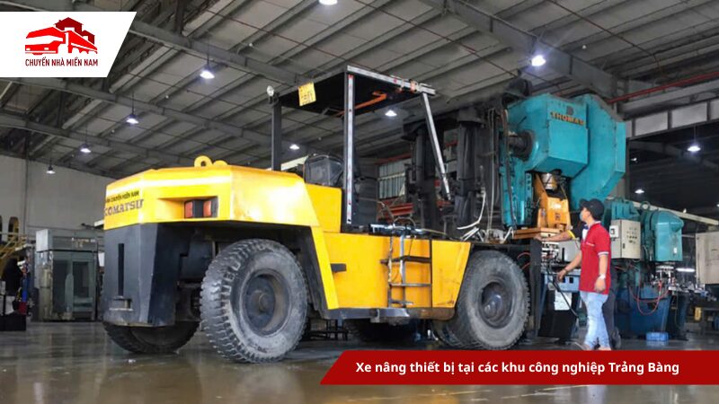 Xe nâng thiết bị tại các khu công nghiệp Trảng Bàng