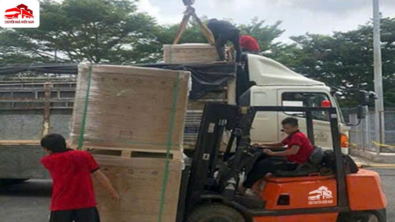 Bốc đỡ hàng hóa container bằng xe nâng