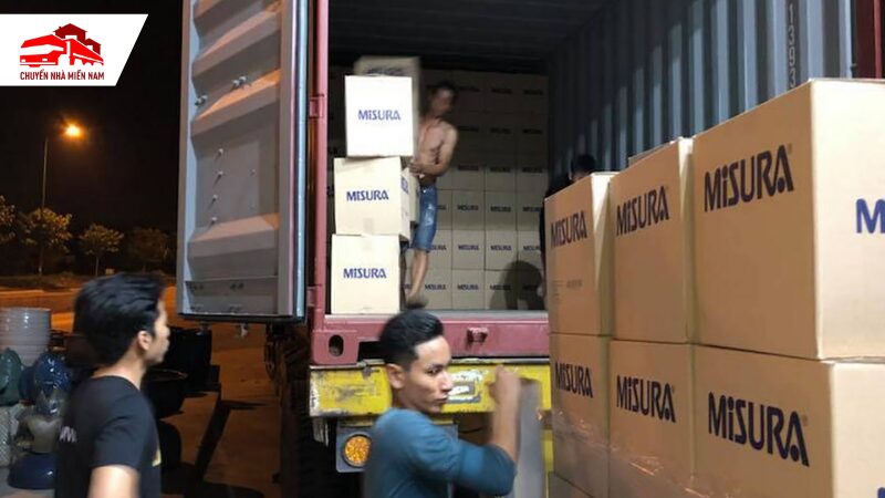 bốc hàng hoá từ container chuyên nghiệp của Chuyển Nhà Miền Nam