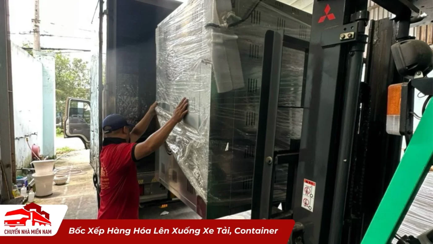 Bốc xếp hàng hóa lên xuống xe tải container