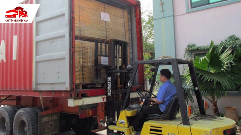 bốc xếp hàng hoá từ container bằng xe nâng