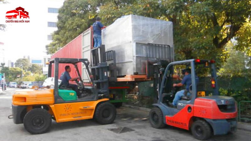 Bốc xếp hàng hoá xuống từ container an toàn