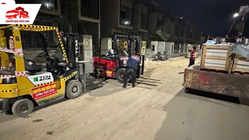 các xe vận tải chuyên dụng để vận chuyển thiết bị xếp dỡ container