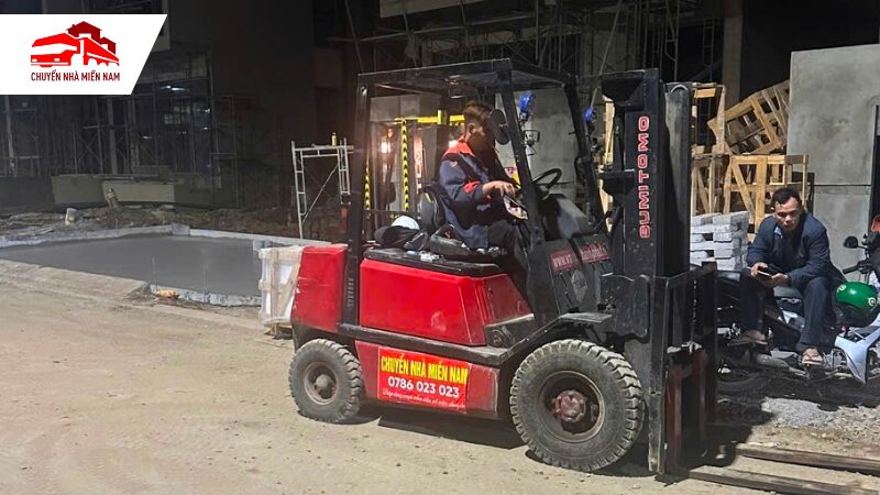 Cho thuê xe nâng giá tốt tại Chuyển Nhà Miền Nam