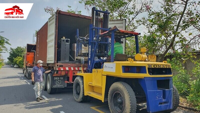 chuyên cung cấp dịch vụ bốc xếp container tại TPHCM